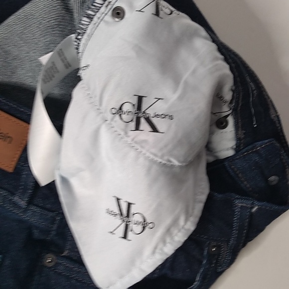 Women's size 28 Calvin Klein jeans. Like new. Nice tight fitting jeans. Hot Mom - Picture 6 of 8